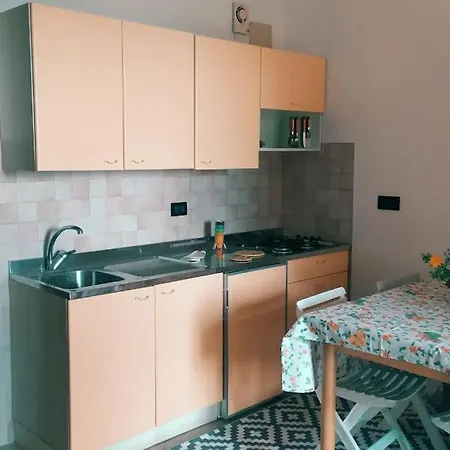 Casa vacanze Nisportino, Elba. Bilocale Con Patio Vista Mare.